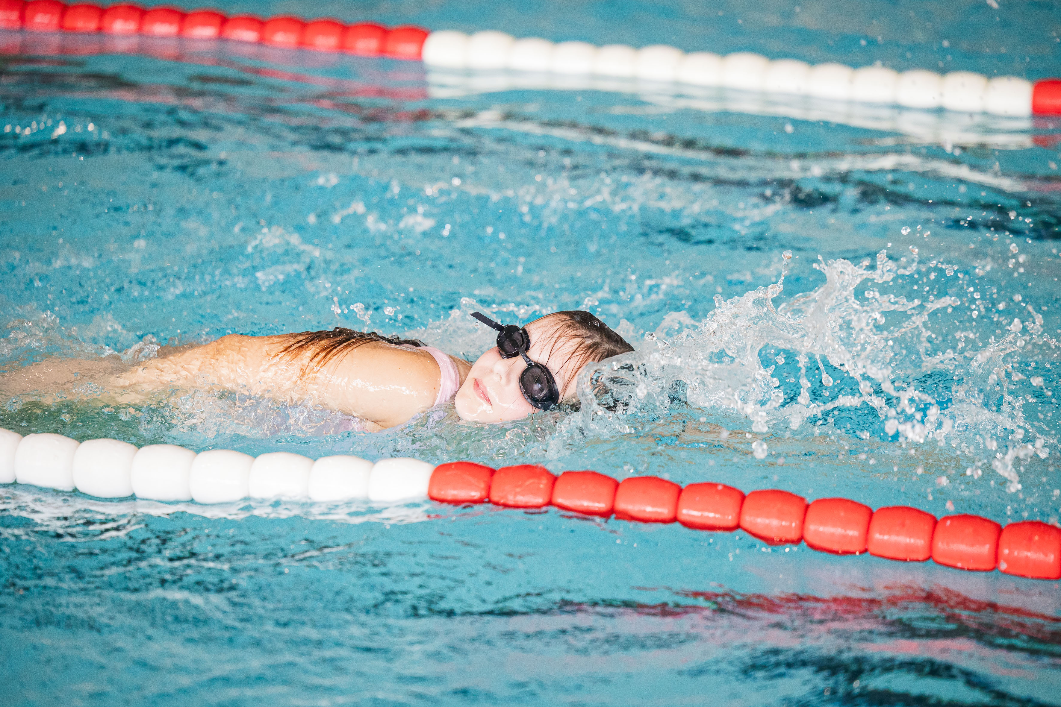 18.585 Kinder und Jugendliche absolvierten im vergangenen Schuljahr in Oberösterreich ein Schwimmabzeichen.