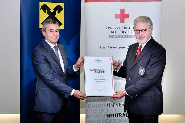 Urkundenübergabe zwischen Raiffeisen und Rotes Kreuz.