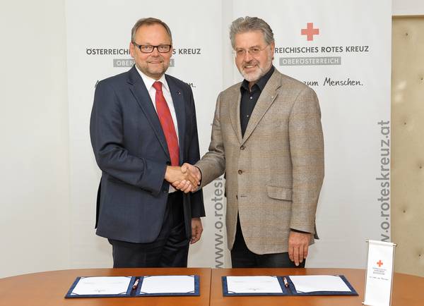 Scheckübergabe an das Rote Kreuz.