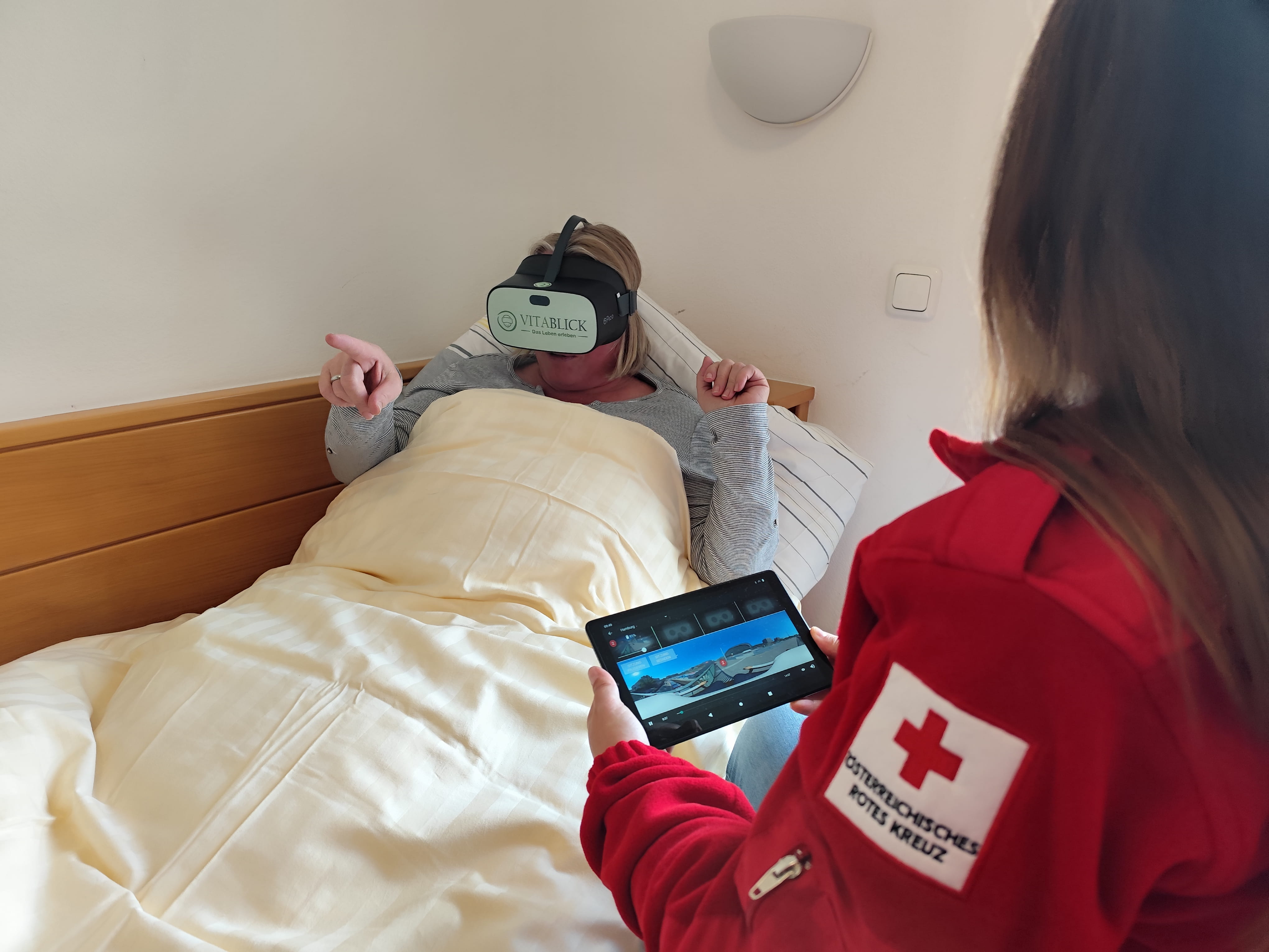 Virtuell an vertraute Orte reisen: VR-Brillen ermöglichen schwerkranken Menschen in den St. Barbara Hospizen besondere Erlebnisse.