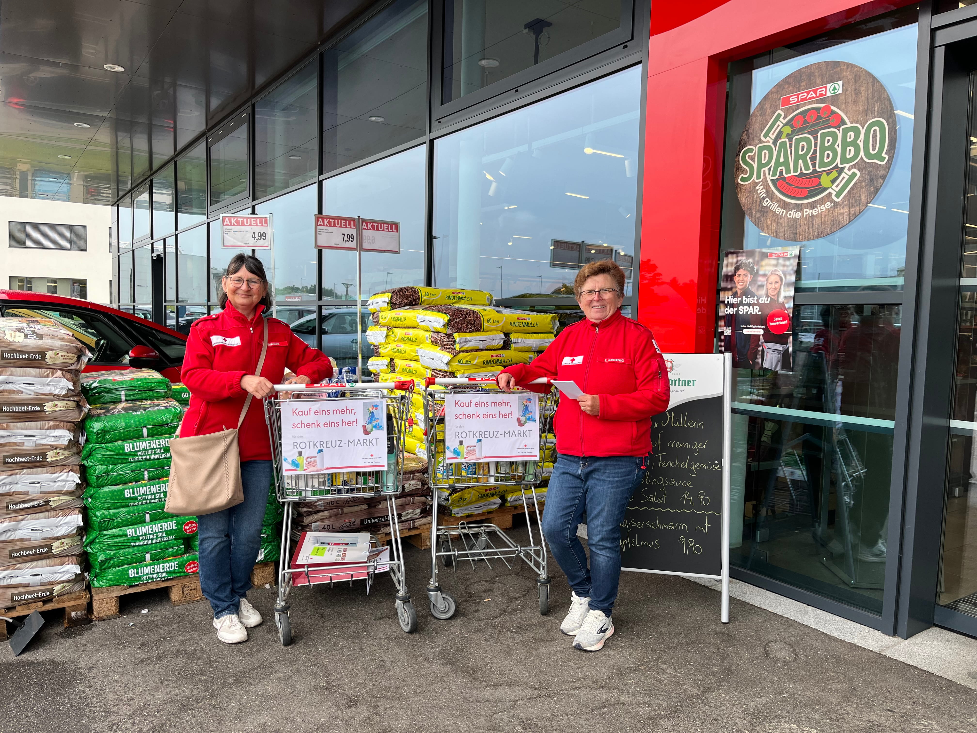 Vor rund 100 Lebensmittelgeschäften konnten Kundinnen und Kunden Produkte für die Rotkreuz-Märkte spenden.