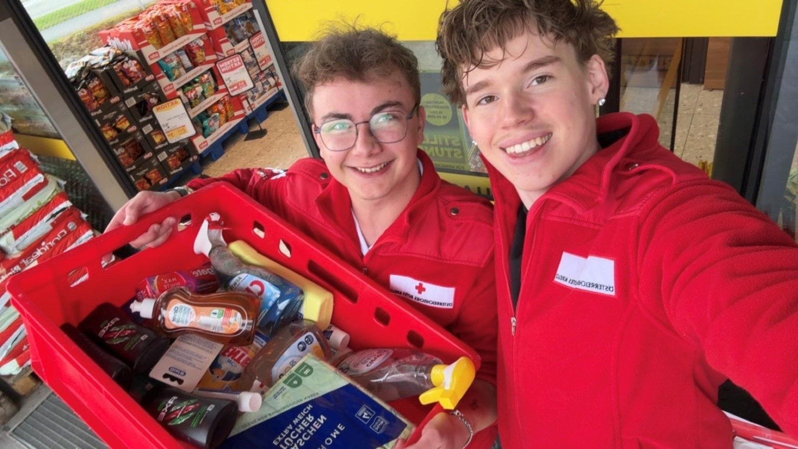 Rund 400 freiwillige Mitarbeitende des OÖ. Roten Kreuzes waren bei der Warensammelaktion im Einsatz.