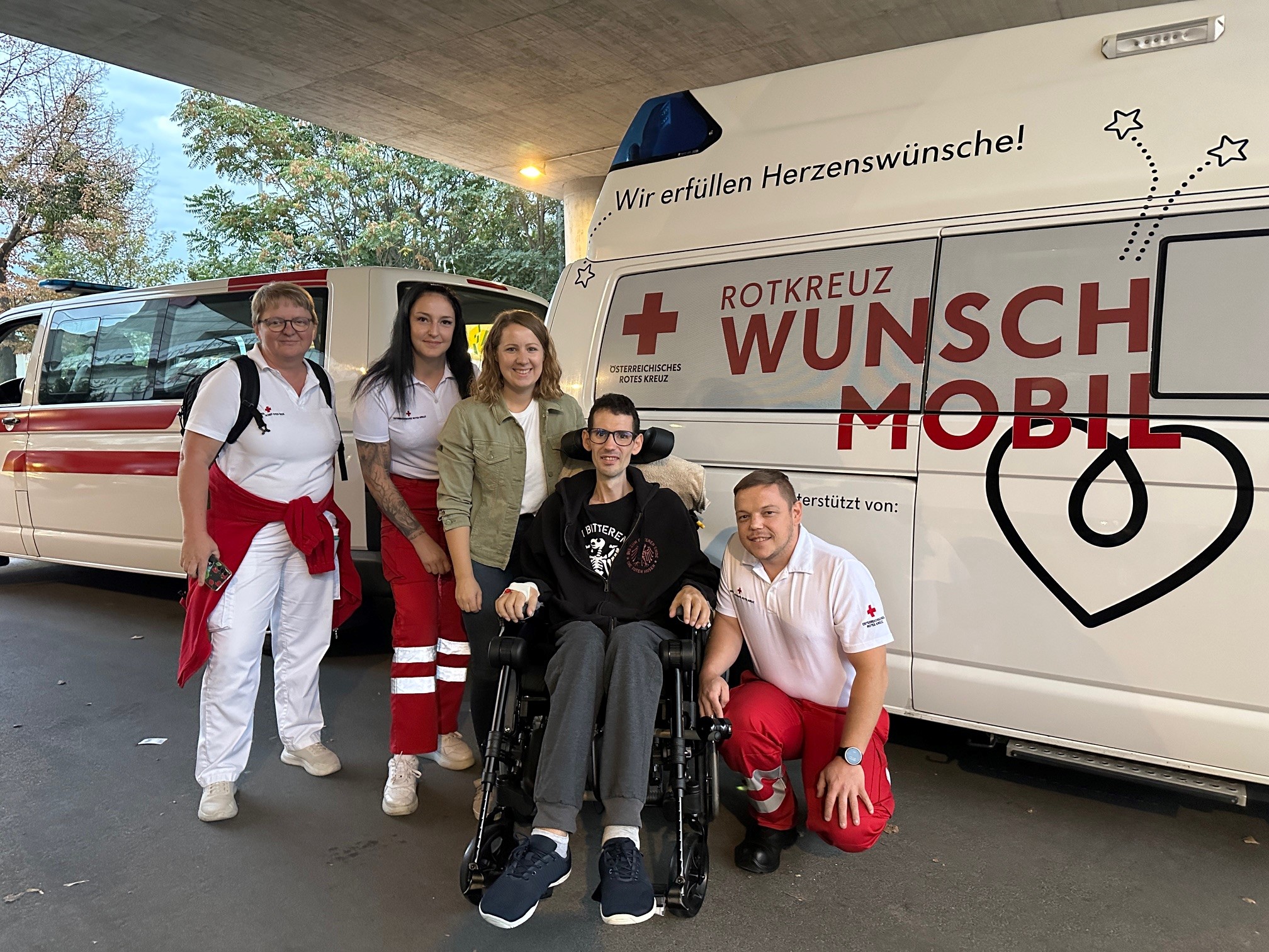 Johannes Meingassner (2. v. r.) erfüllte sich dank des Rotkreuz-Wunschmobils seinen Wunsch, die Toten Hosen live zu erleben.