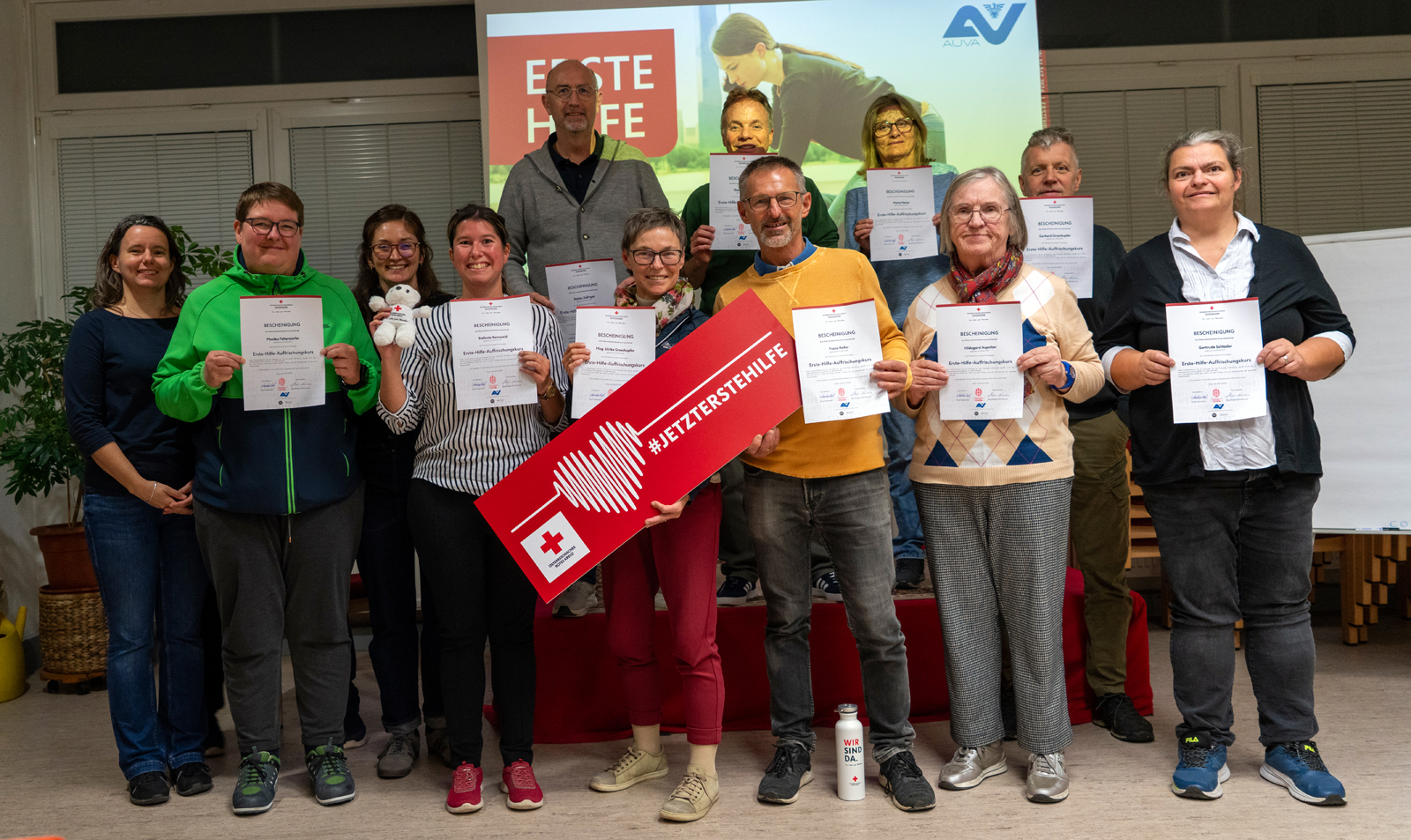 Ein Gruppenfoto von den Kursteilnehmer:innen die erfolgreich einen Erste-Hilfe-Kurs abgeschlossen haben.