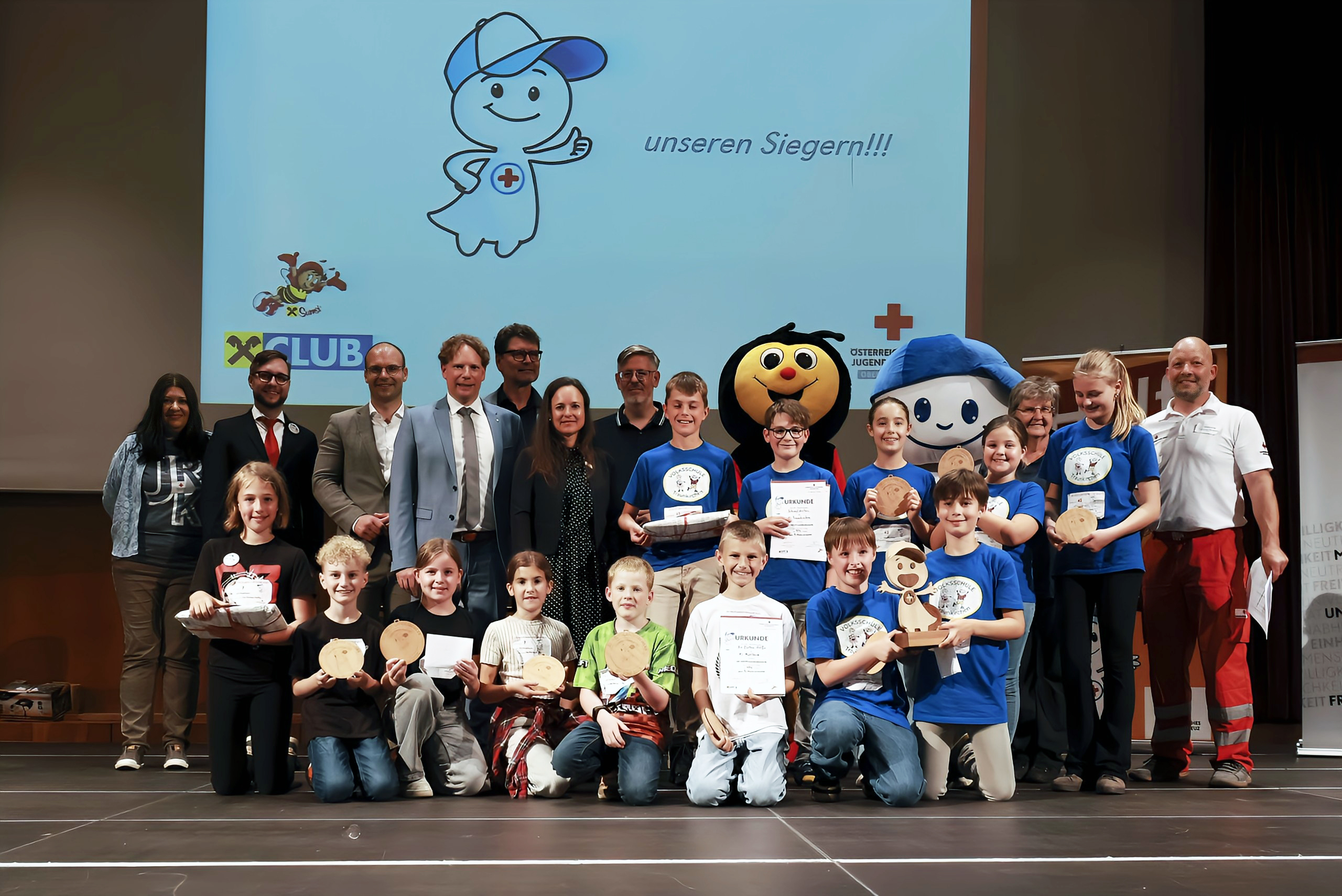 Ein Gruppenfot der Sieger:innen
