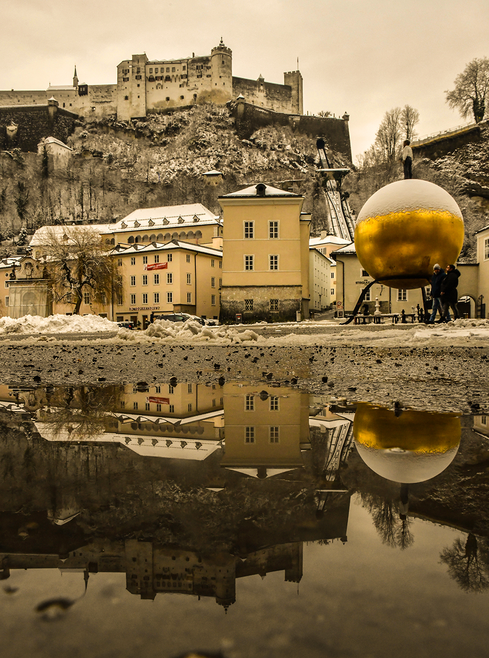 Blick vom Kajetanerplatz zur Festung Hohen Salzburg im Winter