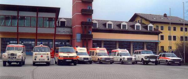 Aufstellung alter Rotkreuz-Fahrzeuge in der Landesfeuerwehrschule Salzburg