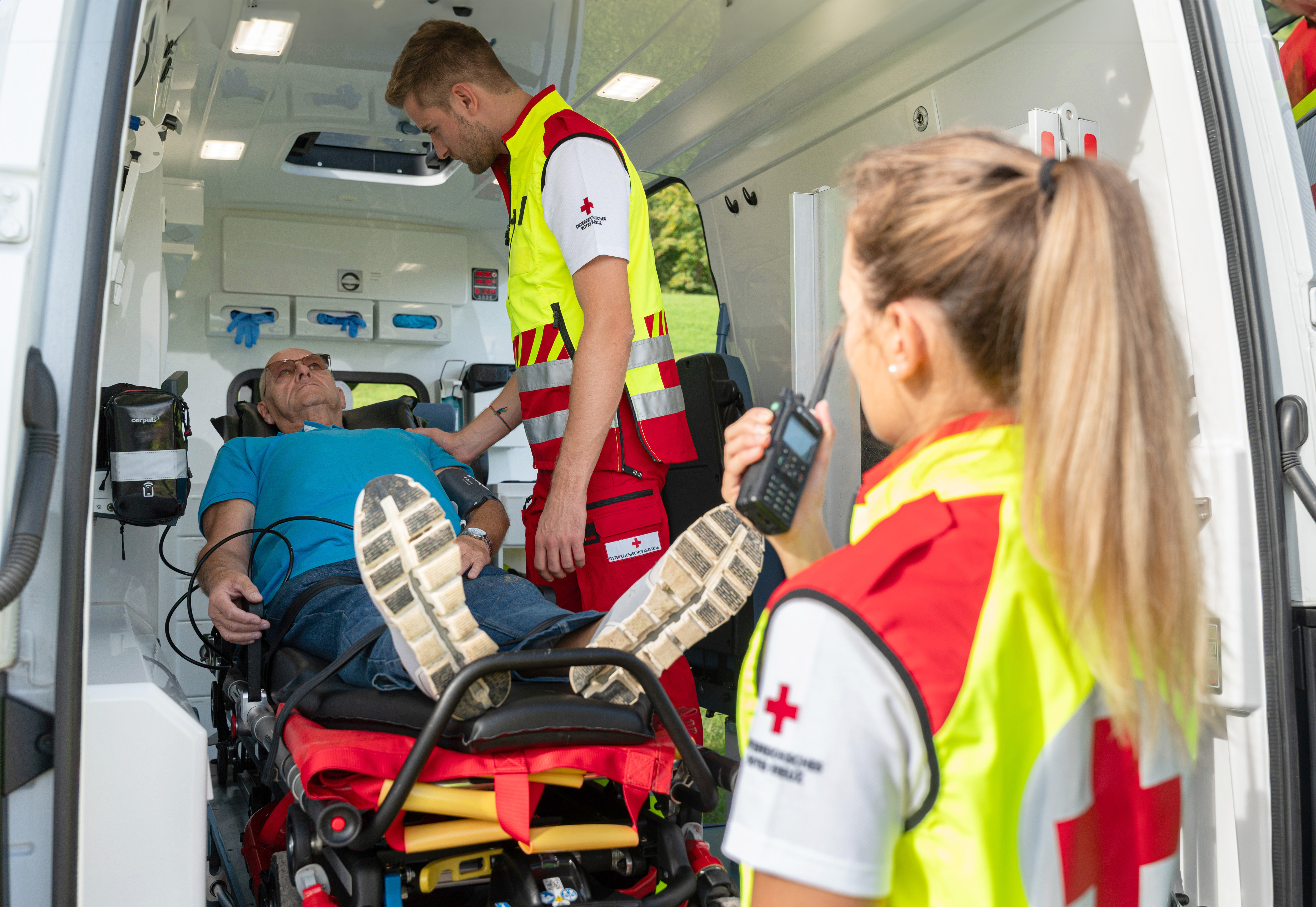 © Hendrik Stoltenberg Zwei Sanitäter:innen bei einem Transport eines Patienten