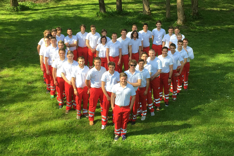 Gruppenfoto von in Herzform aufgestellten Zivildienern