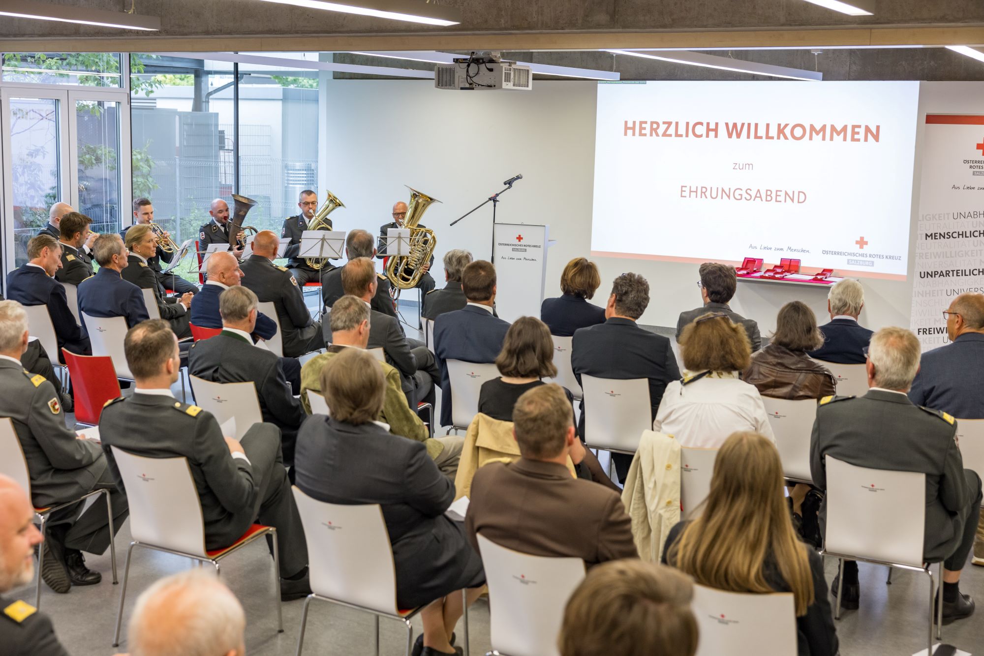Das Rote Kreuz Salzburg ehrte verdiente Persönlichkeiten und couragierte Ersthelfer:innen