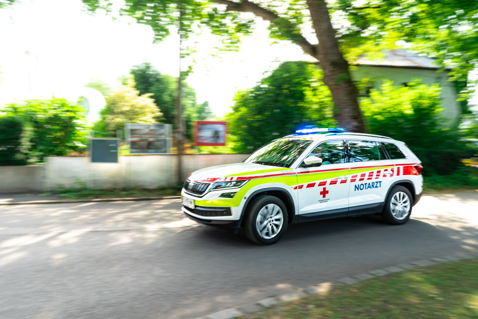 Ein Notarztfahrzeug im Einsatz.