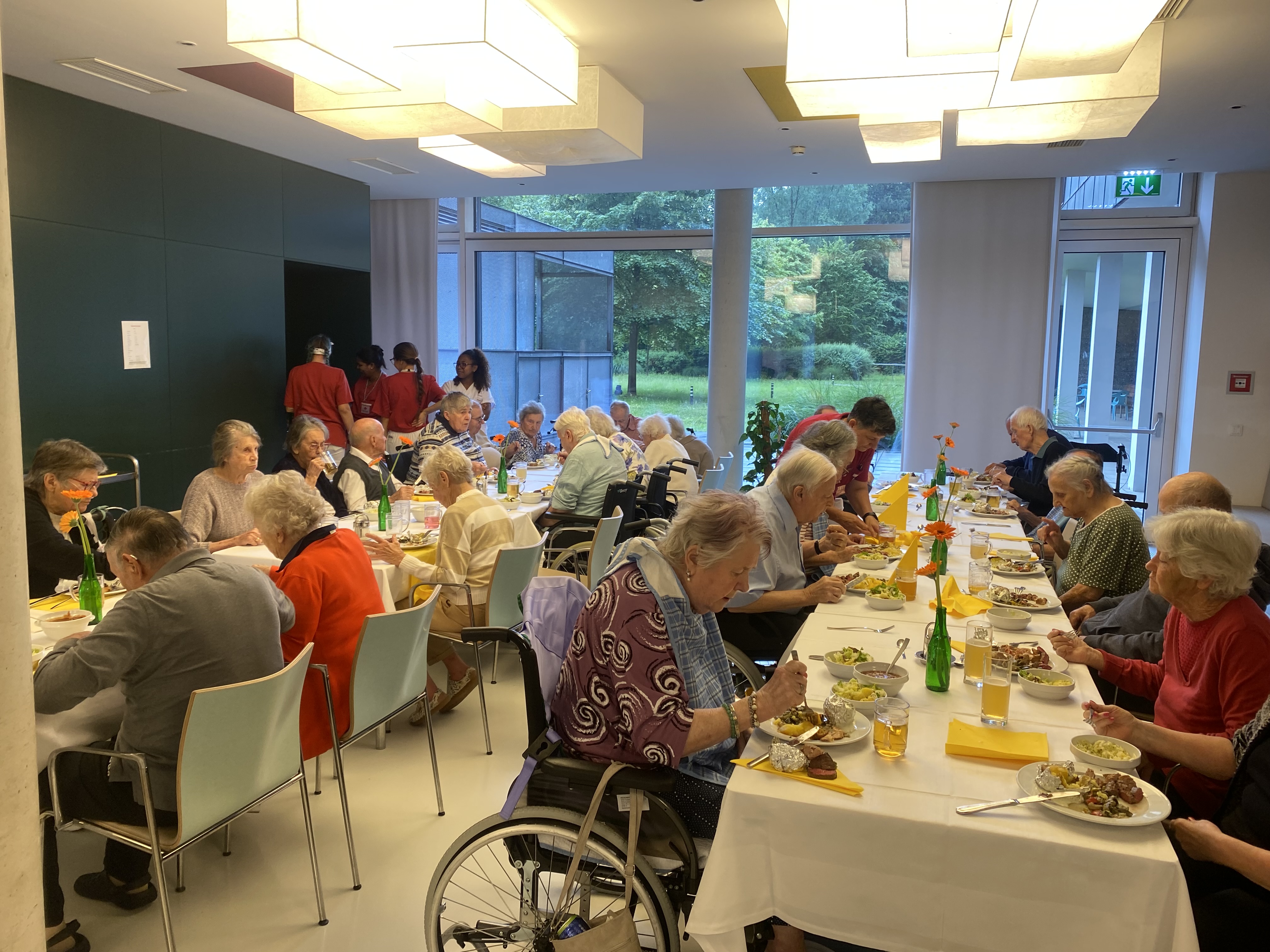 Bewohner:innen beim Grillfest in Hallein