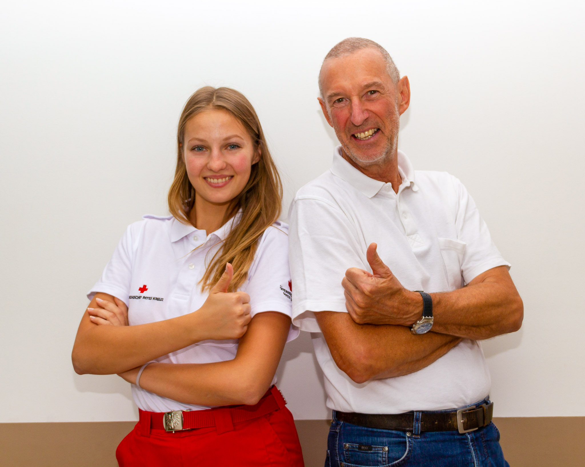 Caroline und Fritz zusammen bei der Ausbildung zum/zur Rettungssanitäter:in.