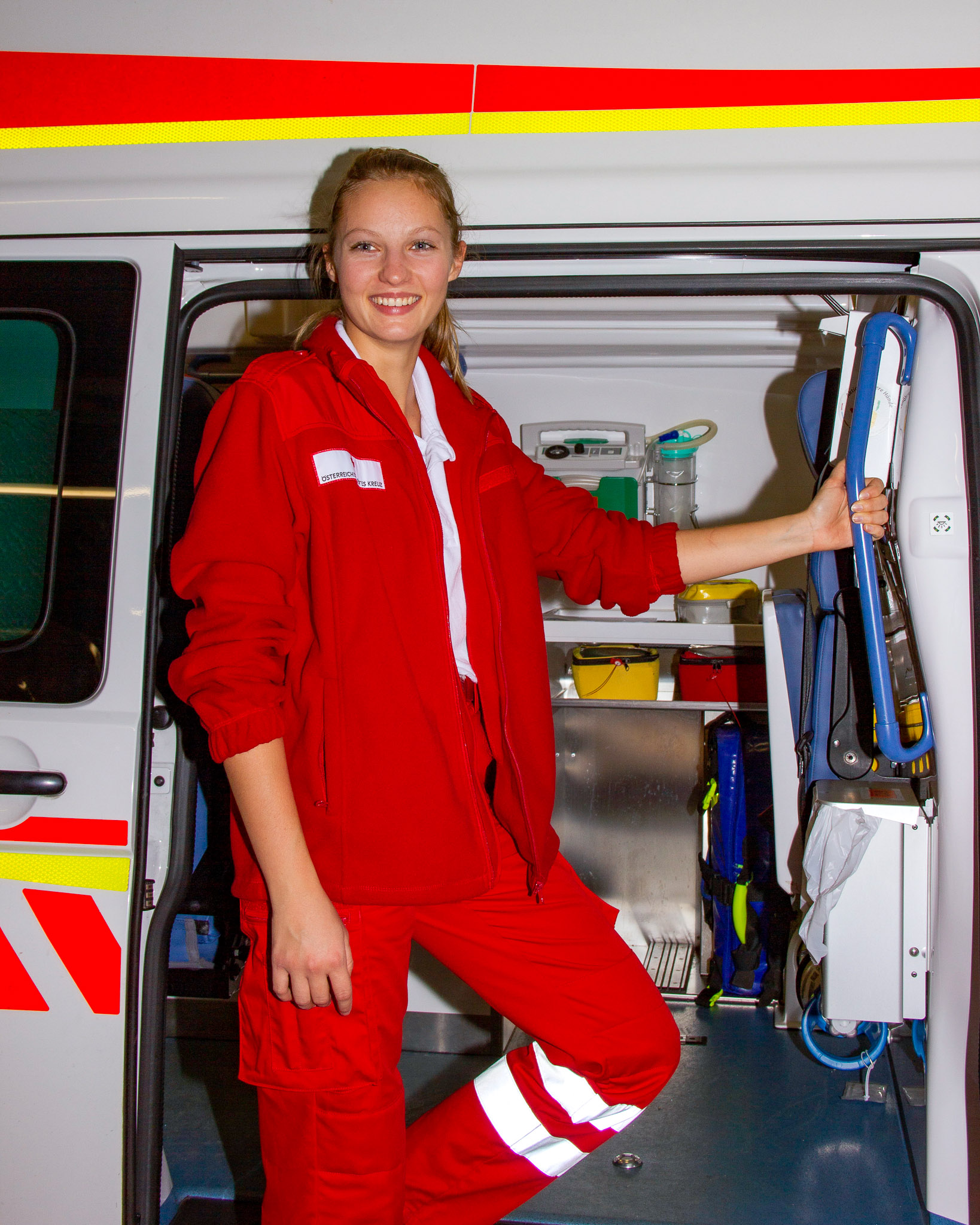 Caroline Wilhelmer bei ihrer Sanitäterausbildung beim RTW.
