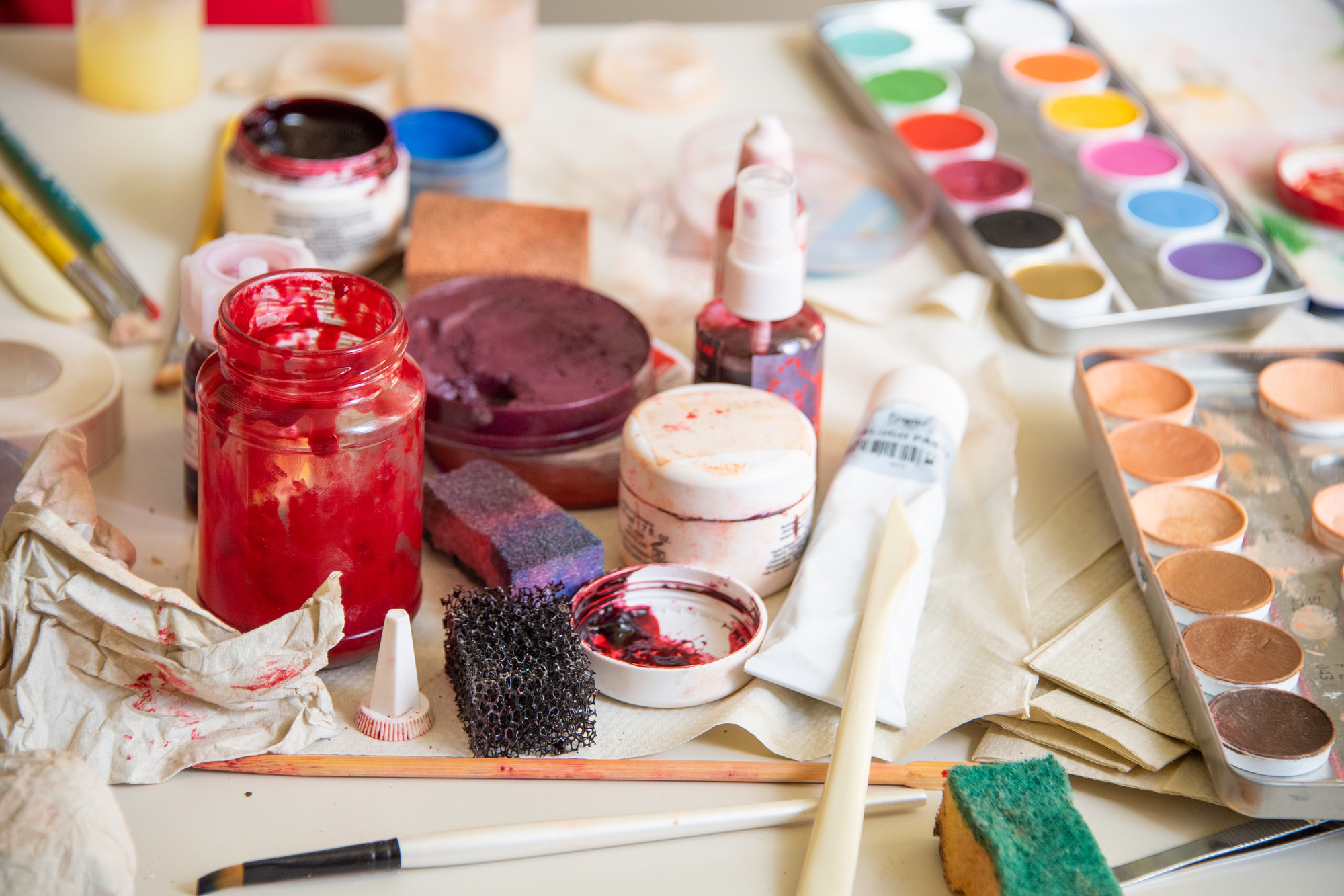 Material für die Realistische Unfalldarstellung: Kunstblut, Schminkfarben und Pinsel