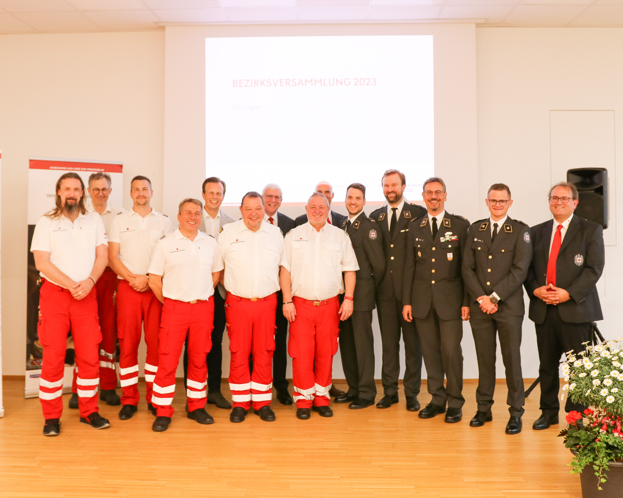 Unsere langjährigen Mitarbeiter die gestern mit Verdienstzeichen geehrt wurden und ihre Dekrete der Offiziersprüfung erhielten.
