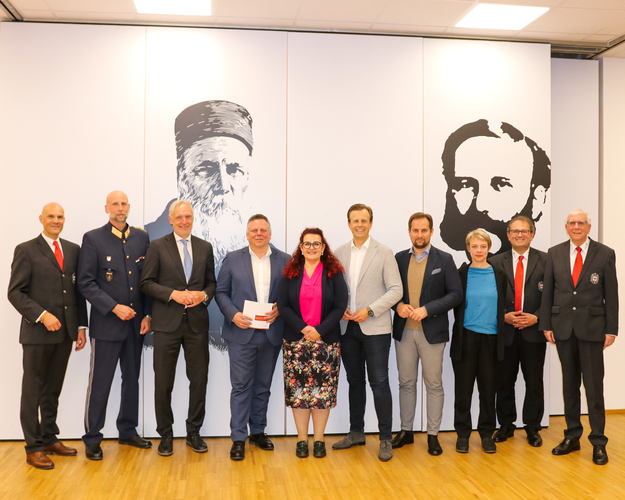 Ehrengäste der Bezirksversammlung 2023 mit Bezirksstellenleiter Thomas Zehetleitner (li.), Bezirksgeschäftsführer Michael Moser und Präsident des Roten Kreuzes Steiermark Mag. Dr. Weinhofer (re.).