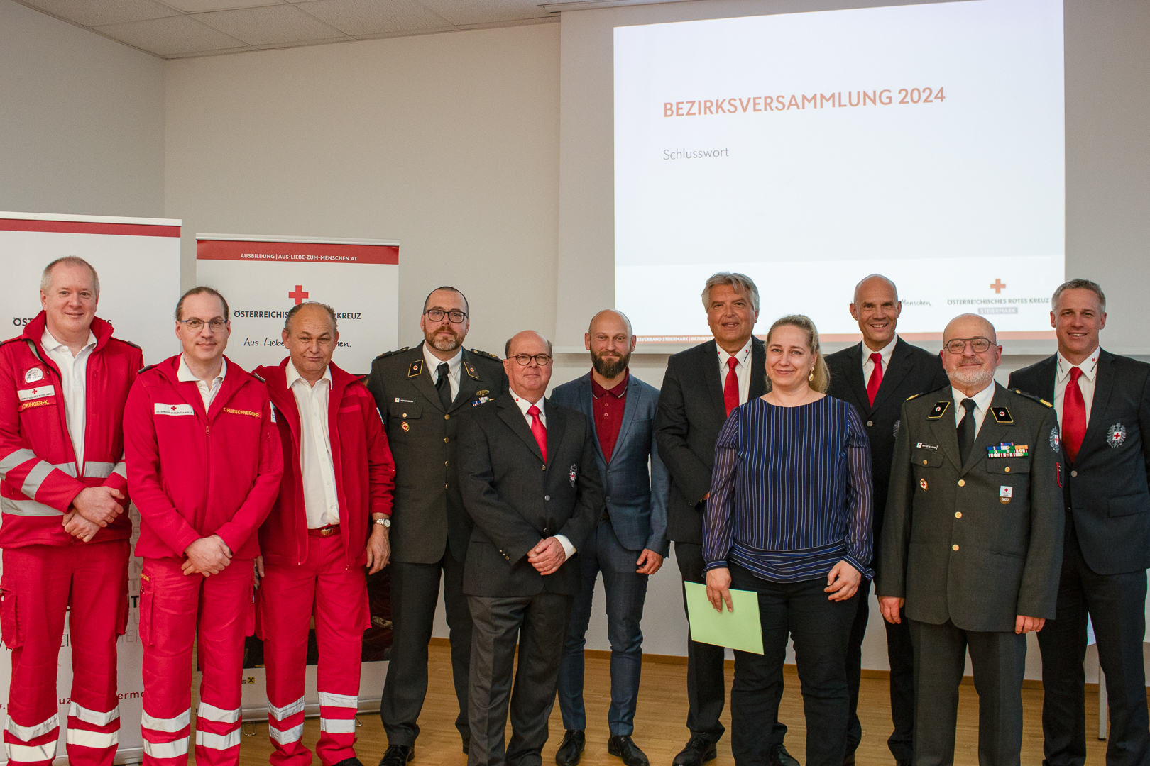 Geehrte Mitarbeiter:innen bei der Bezirksversammlung 2024