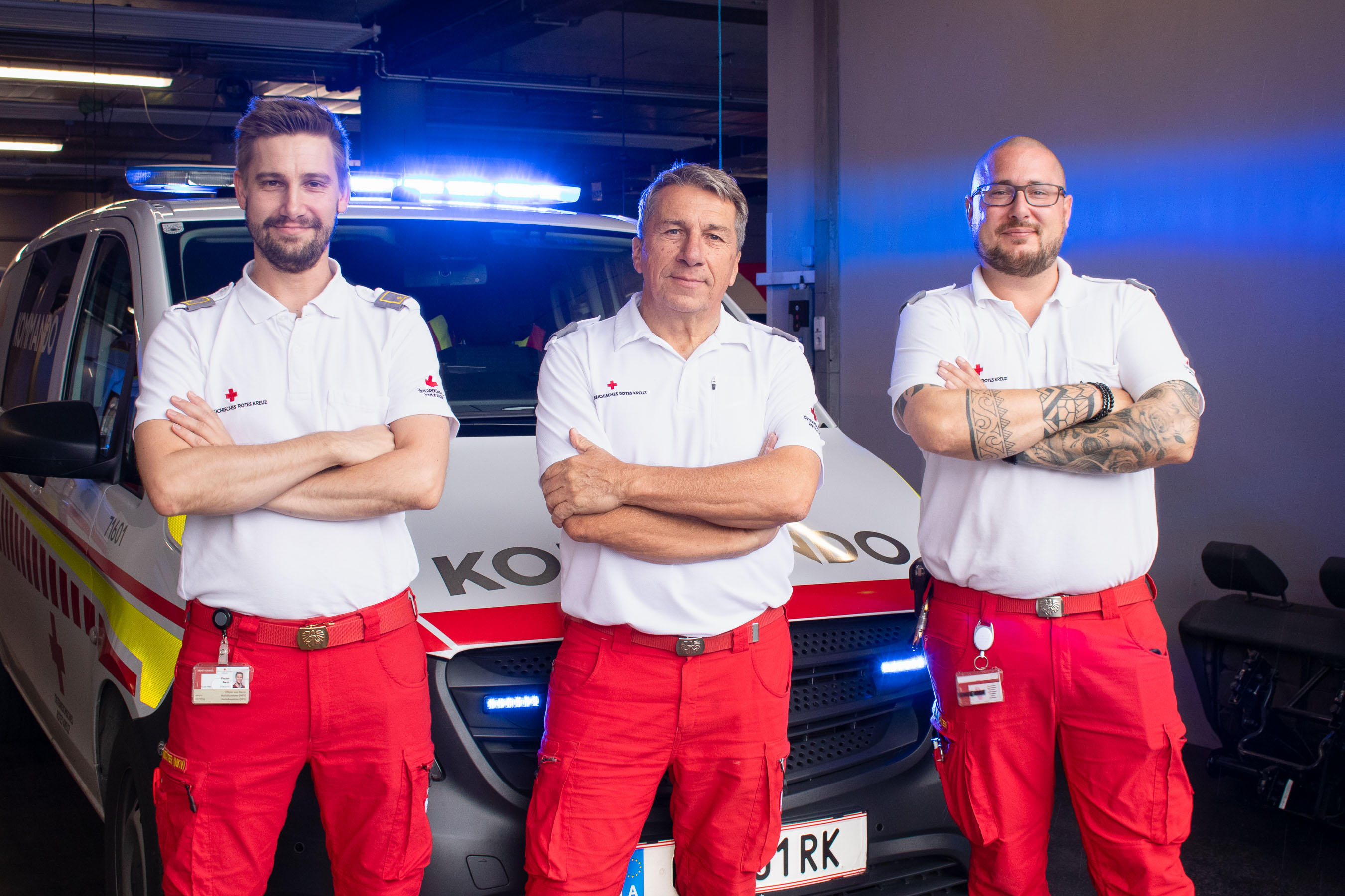 Florian Bernt, Helmut Strohmaier und David Ofner vor dem Kommandofahrzeug