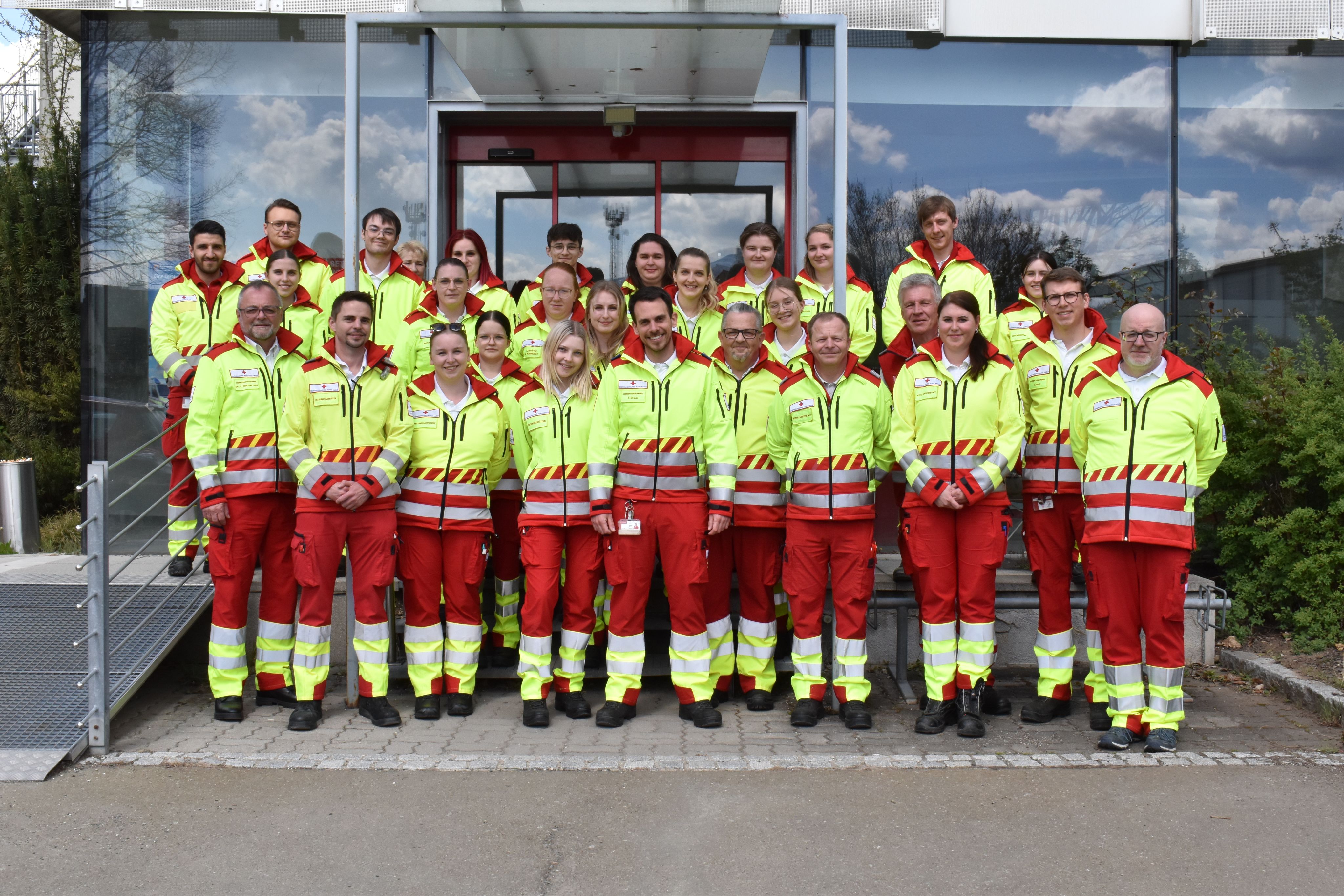 Die Teilnehmer:innen des Rettungssanitäter:innenkurs 2025/26 mit ihren Ausbildner:innen und dem Knittelfelder Bezirksgeschäftsführer in Uniform.