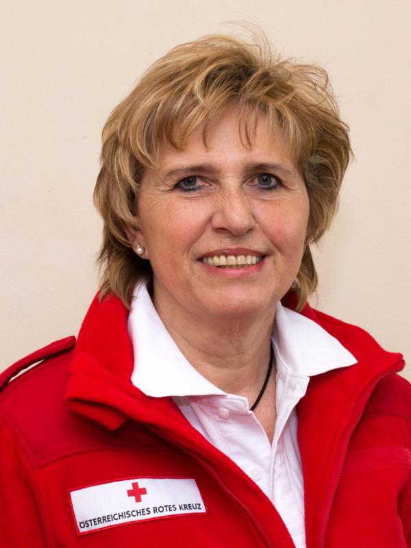 S7b: Helga Probst. - © M. Zarfl / Rotes Kreuz Knittelfeld S7b - Helga Probst - in Rotkreuz-Jacke und -Polohemd.