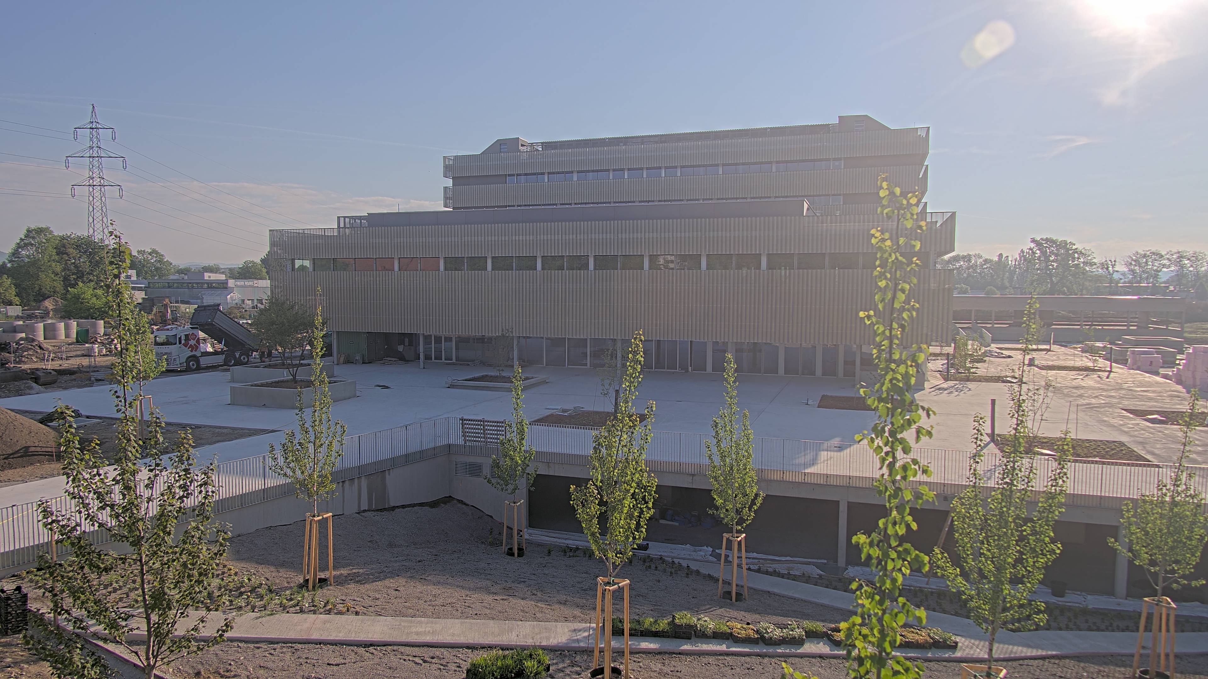 © Rotes Kreuz Steiermark Die Außenfassade der Landeszentrale glänzt bereits in voller Blüte