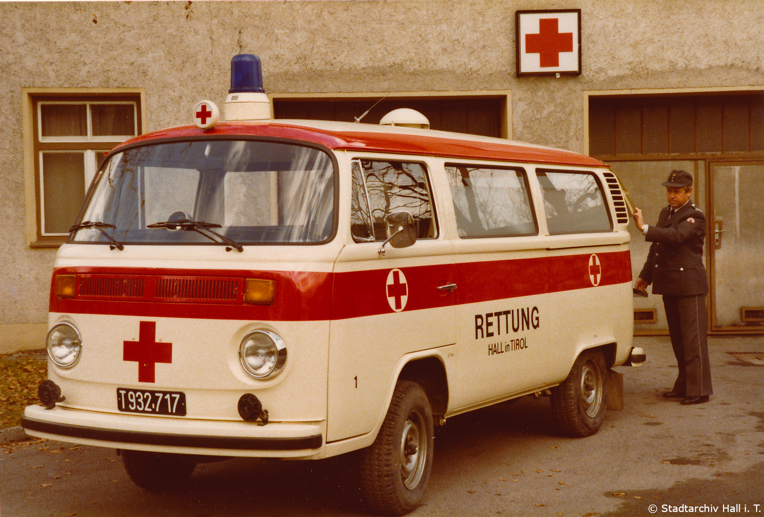 Historischer RTW auf VW T1 Basis mit Sanitäter im Hintergrund