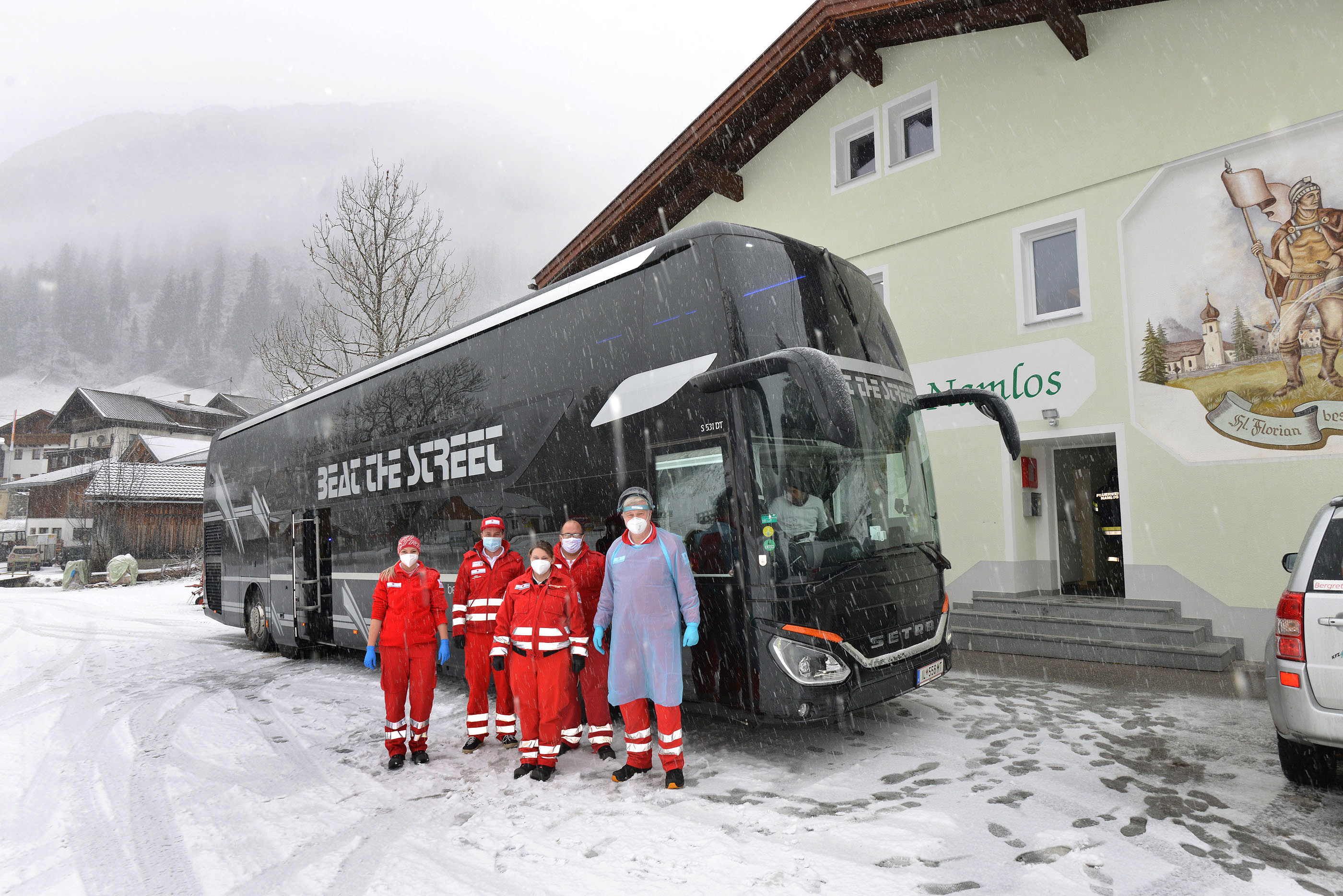 COVID-Massentest-Tiroltestet - © welltvi/Hubert_Ehrenreich Test Team mit Testbus in der Gemeinde Namlos.