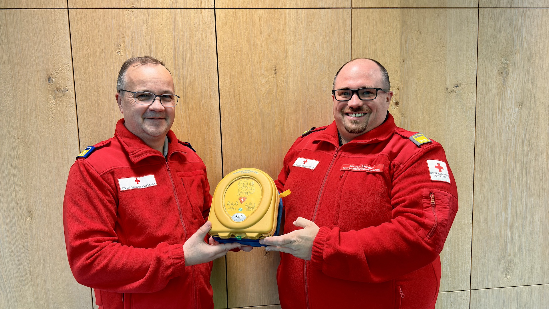 © Rotes Kreuz Reutte/Bertram Schedler Bezirksstellenleiter Stefan Scheucher und Bezirksrettungskommandant Bertram Schedler präsentieren das "HERZsicher Projekt".