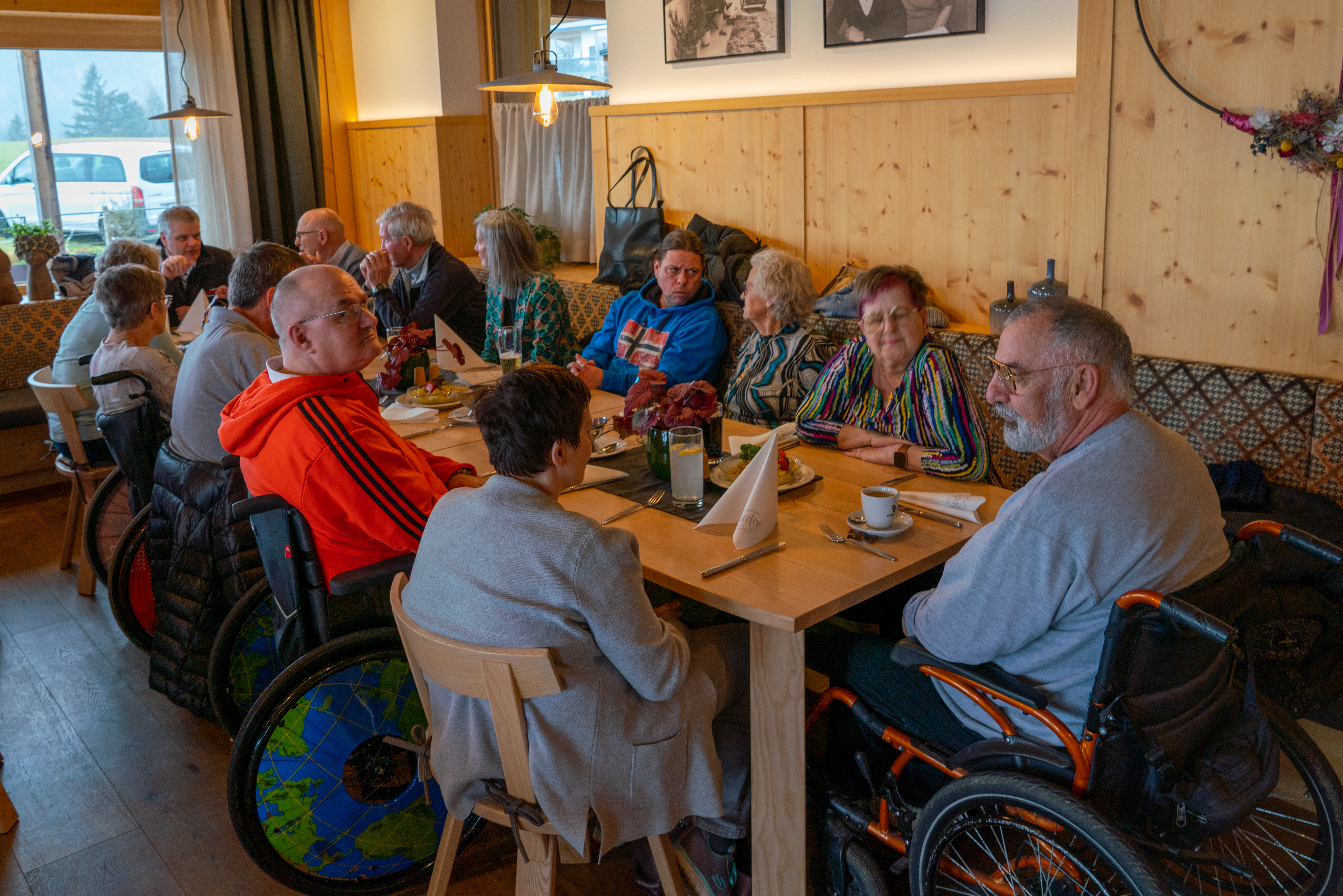 Personen in Rollstühlen im Gasthaus Rieder bei einem der Ausflüge