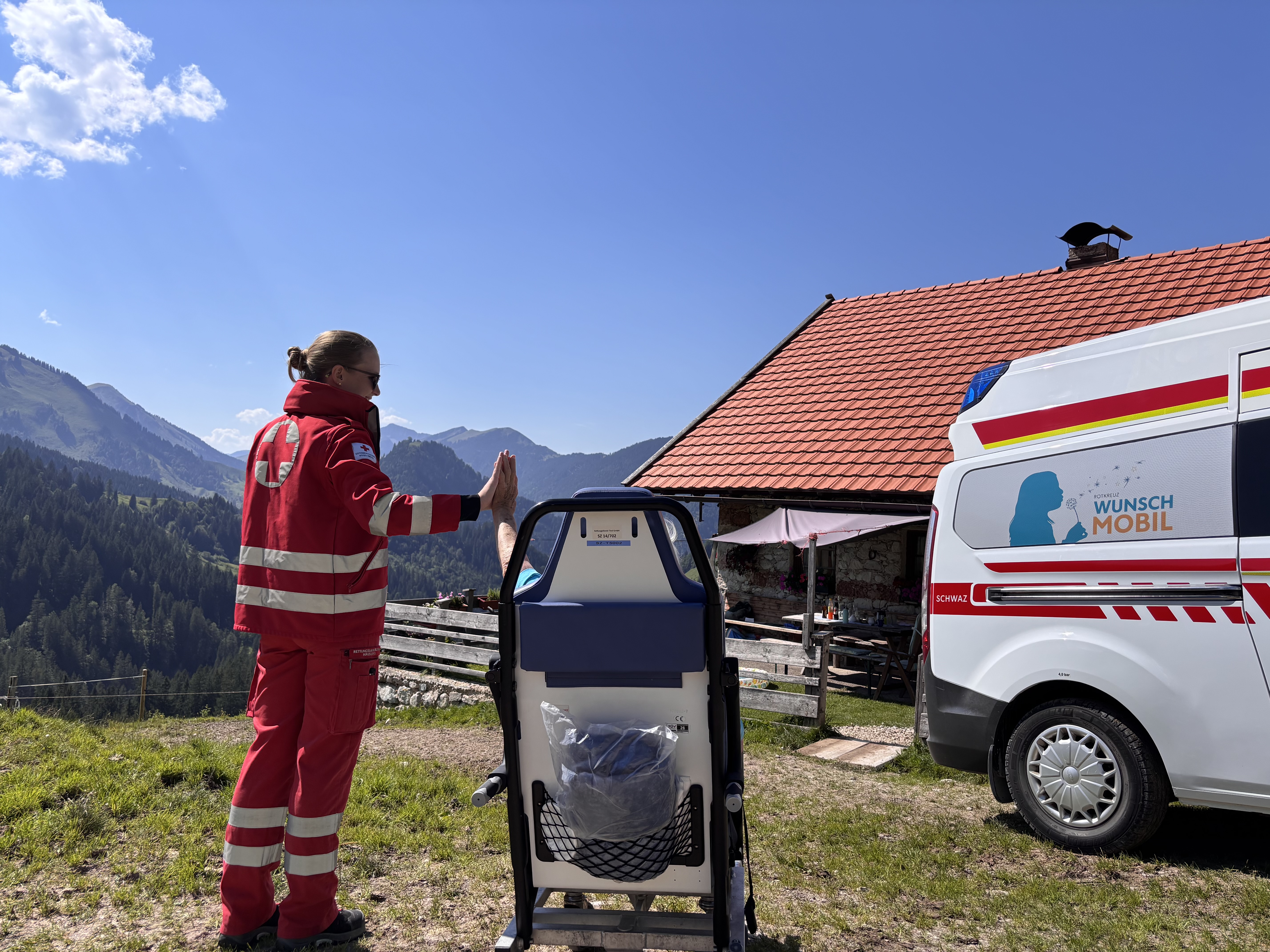 Sanitäterin mit Wunschfahrt-Klientin