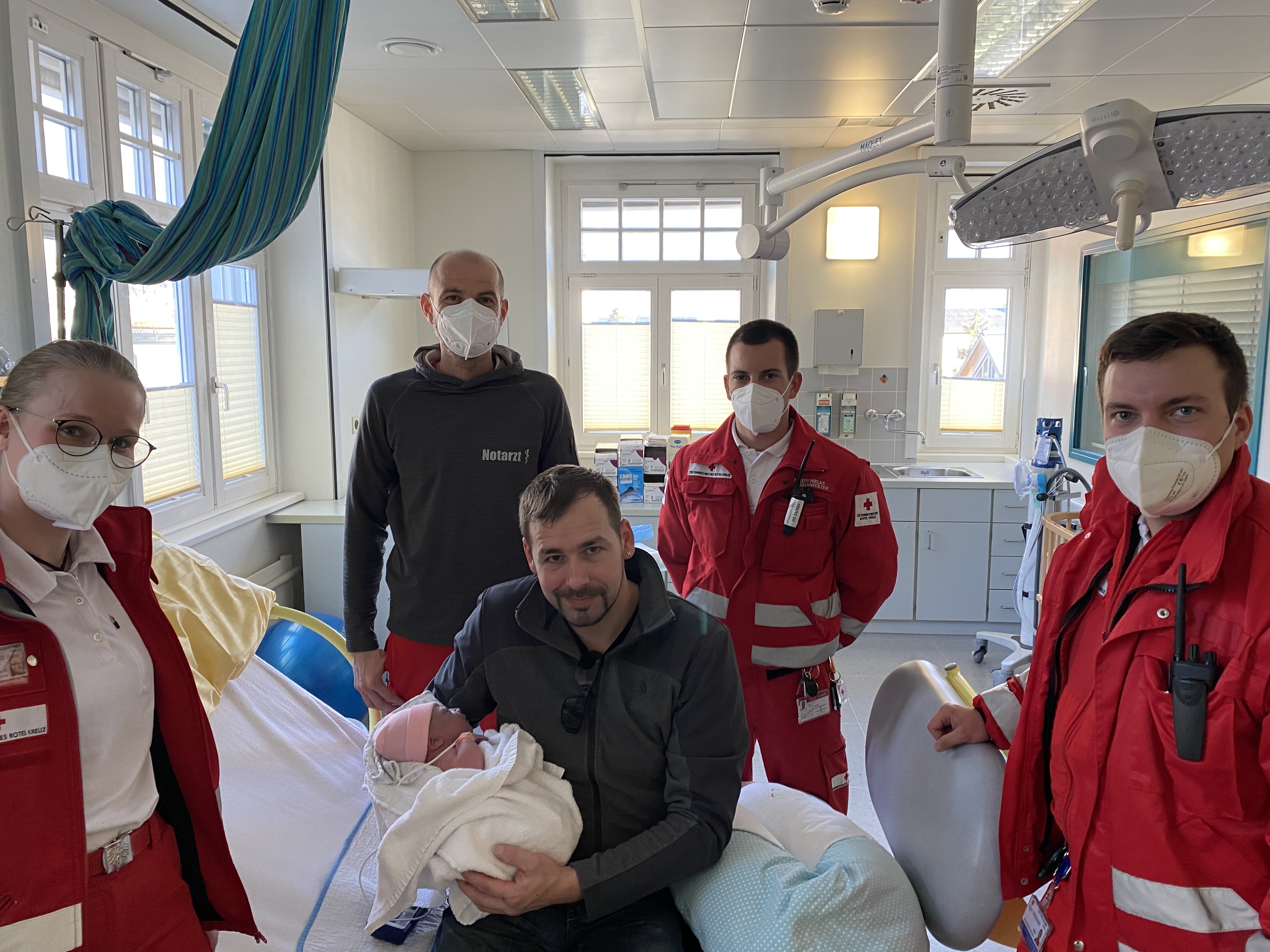 Das Rettungsteam mit dem Vater und der kleinen Magdalena im Krankenhaus Schwaz