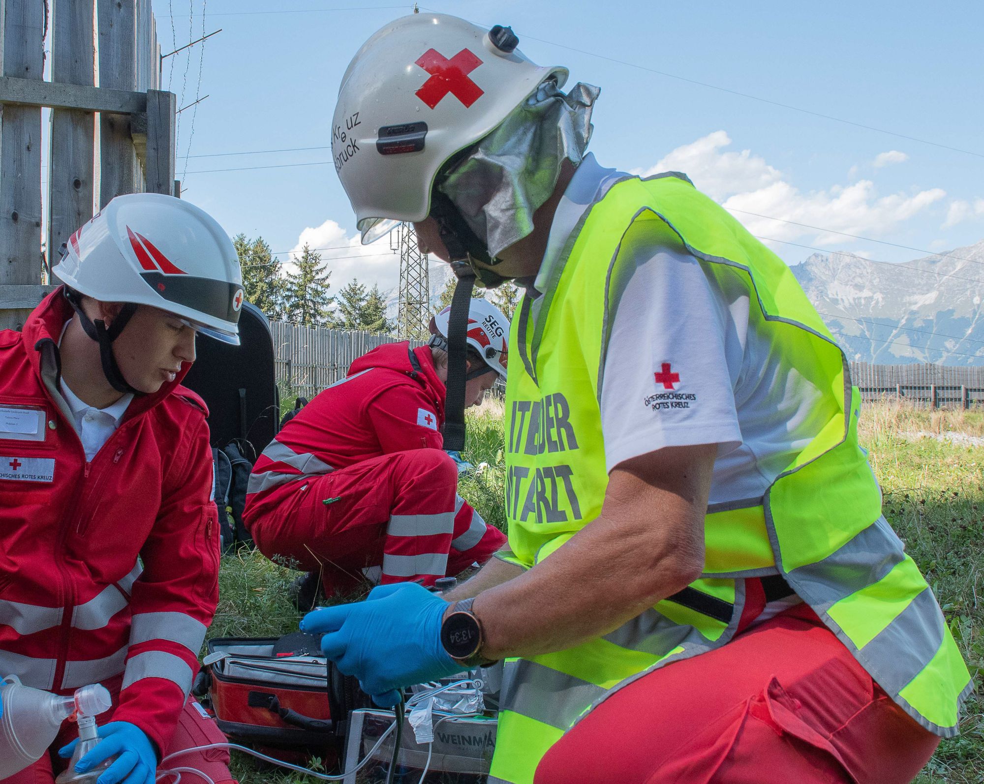 ein Notarzt und ein Sanitäter versorgen eine verletzte Person. DAs ist eine Übung