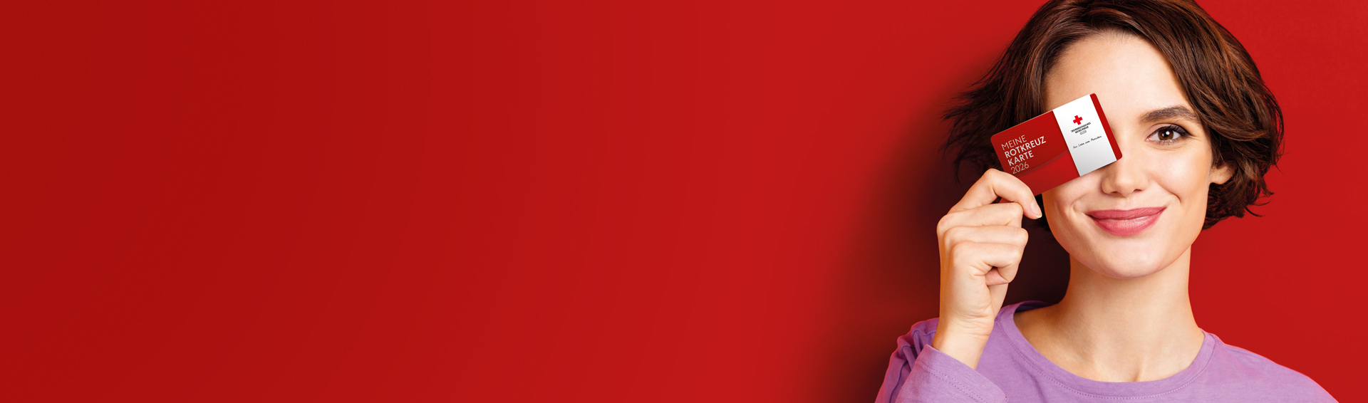 zu sehen ist der Header von der Rotkreuz Mitgliedschaft 2026. eine Frau hält die Karte vor ihr Auge