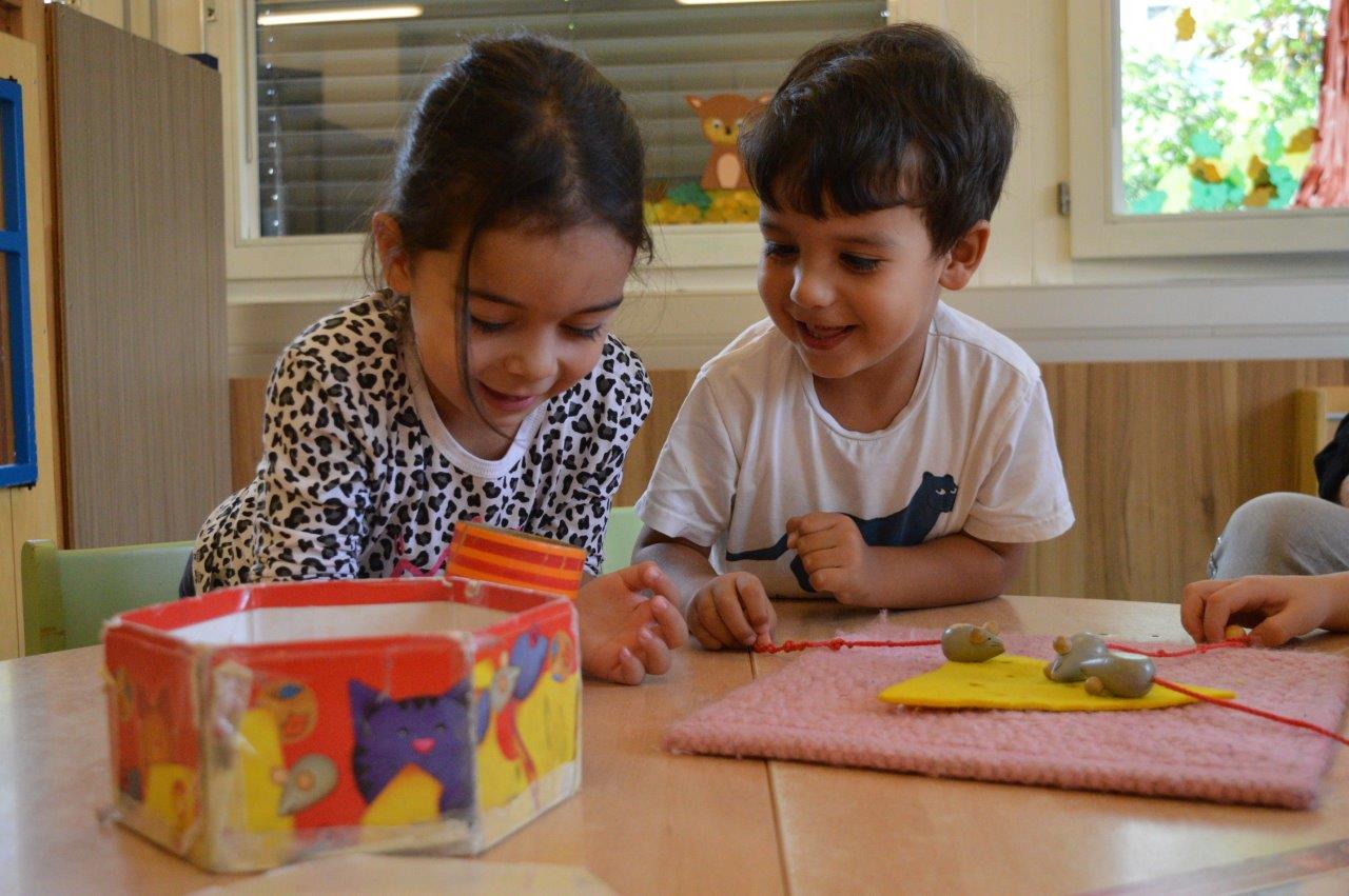 zwei Kinder in Kindertageszentrum Seifenblase spielen miteinander