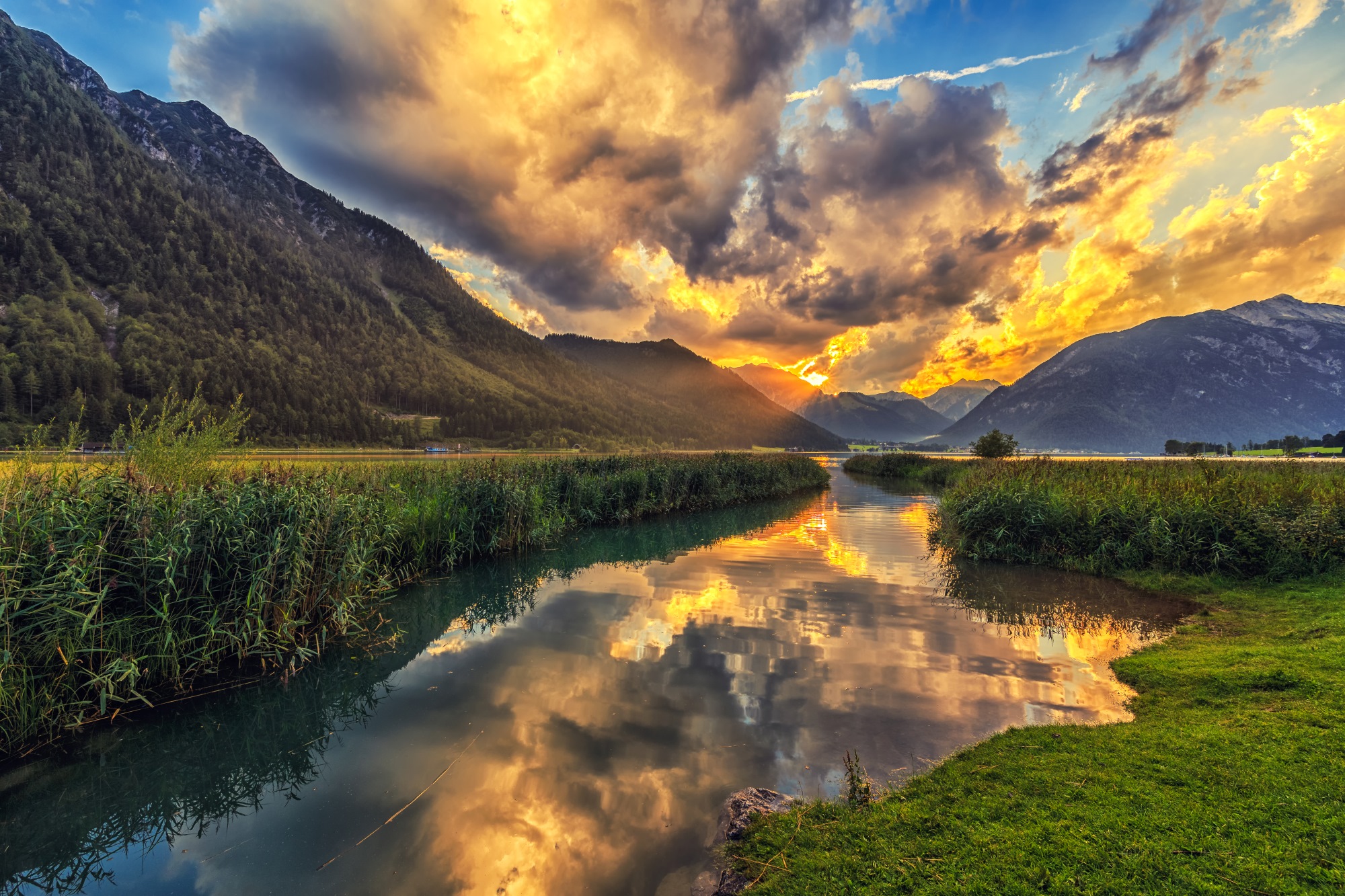zu sehen ist ein Sonnenuntergang über einen Tiroler Bergsee