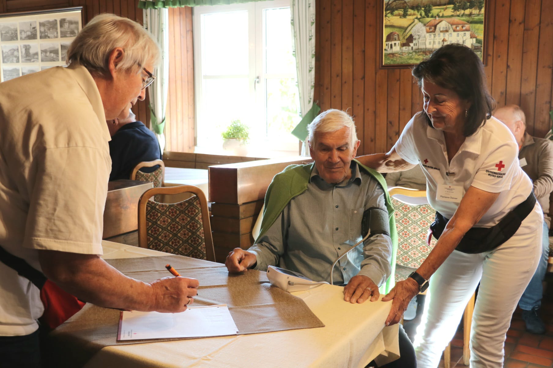 Begleiter:innen kümmern sich um Reisegast.