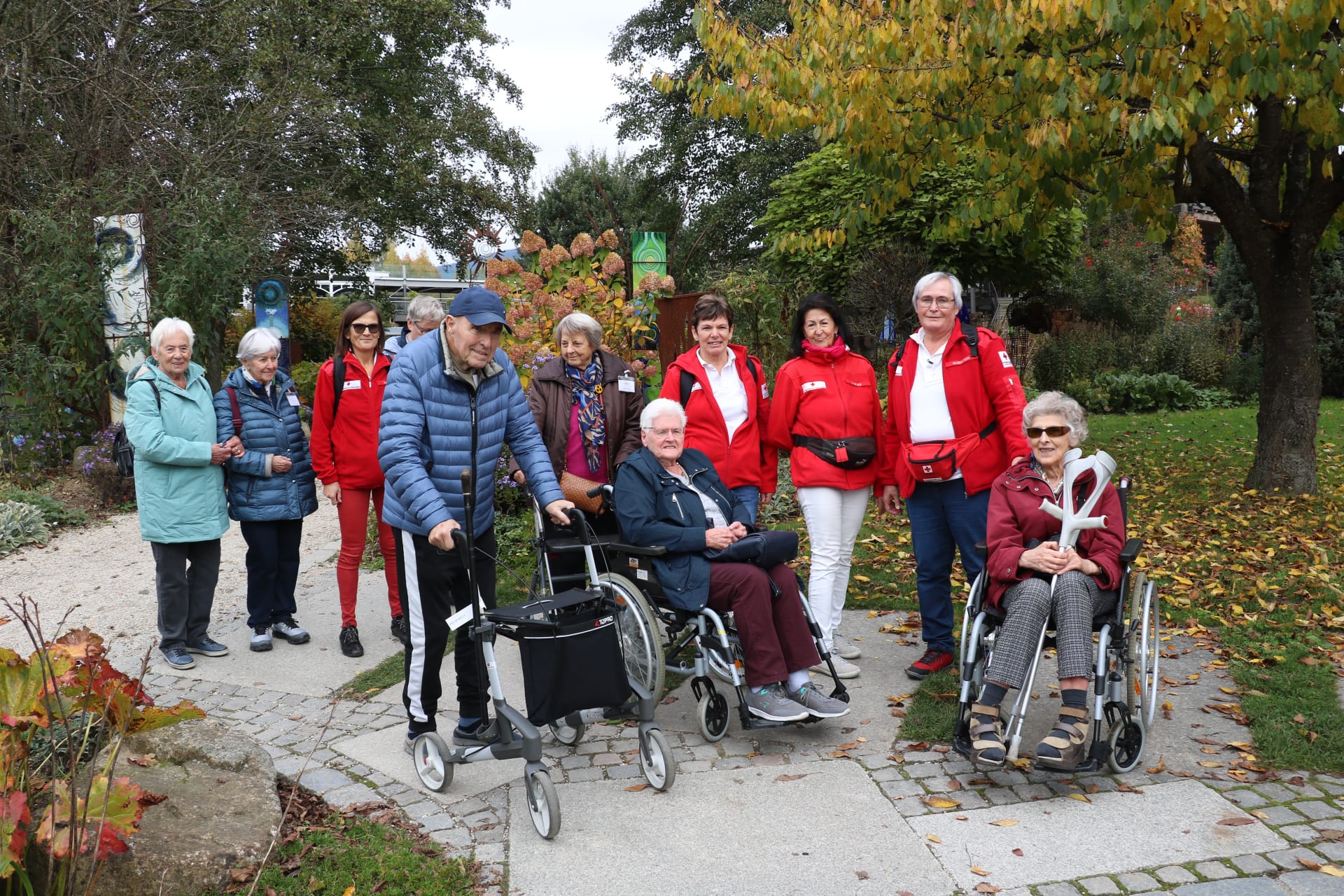 Reiseteilnehmer:innem beim Spaziergang durch den herbstlichen Wald.