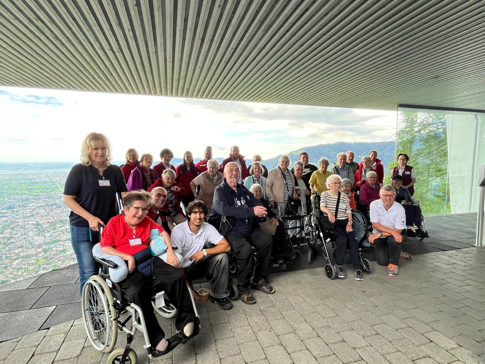 Die Reisegruppe am Aussichtspunkt beim Karren