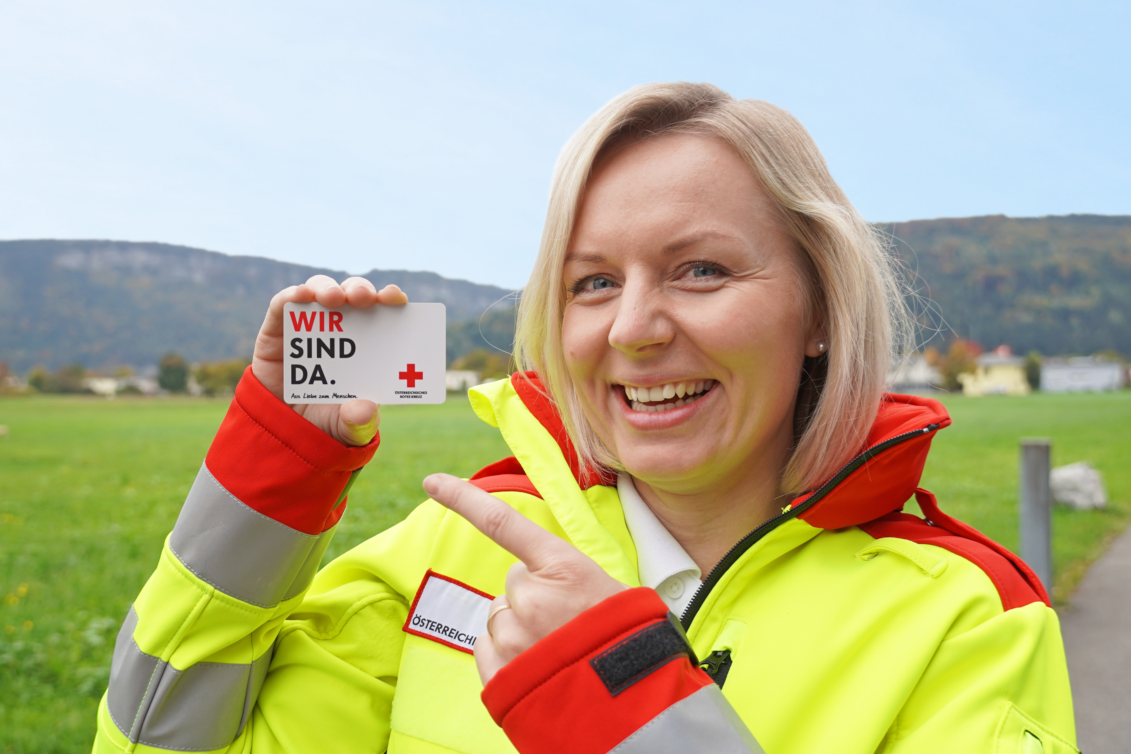 Nadine Übelher präsentiert die nachhaltige Rotkreuz-Mitgliedschaftskarte, die nach Gutschrift des Beitrages ihre Gültigkeit aktualisiert.