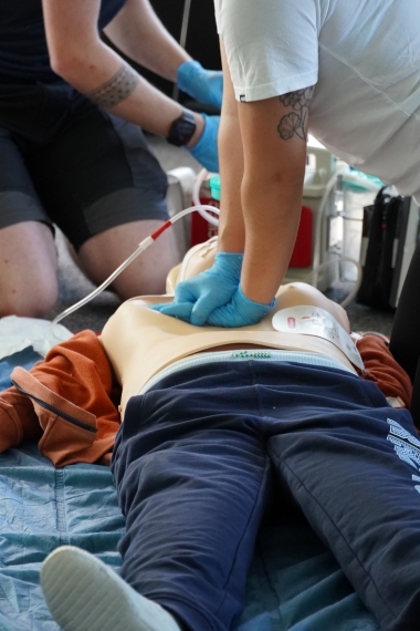 Angehende Rettungssanitäter üben Reanimation