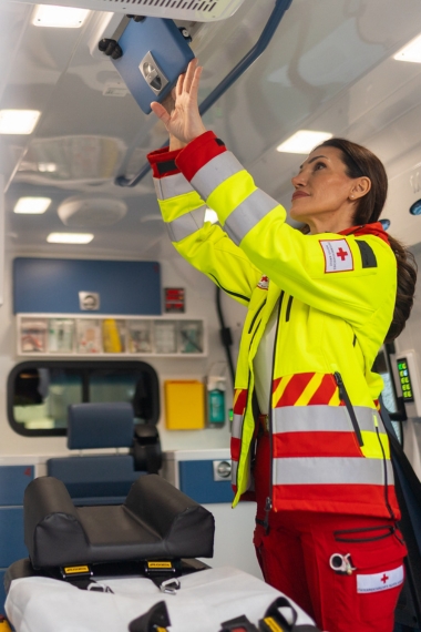 Rettungssanitäterin in Rettungswagen