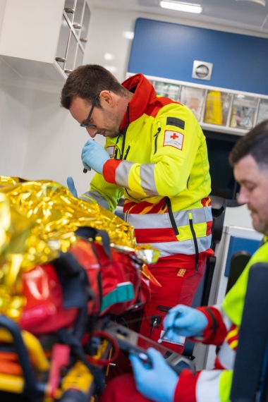 Nachgestellte Szene: Sanitäter versorgen Patient