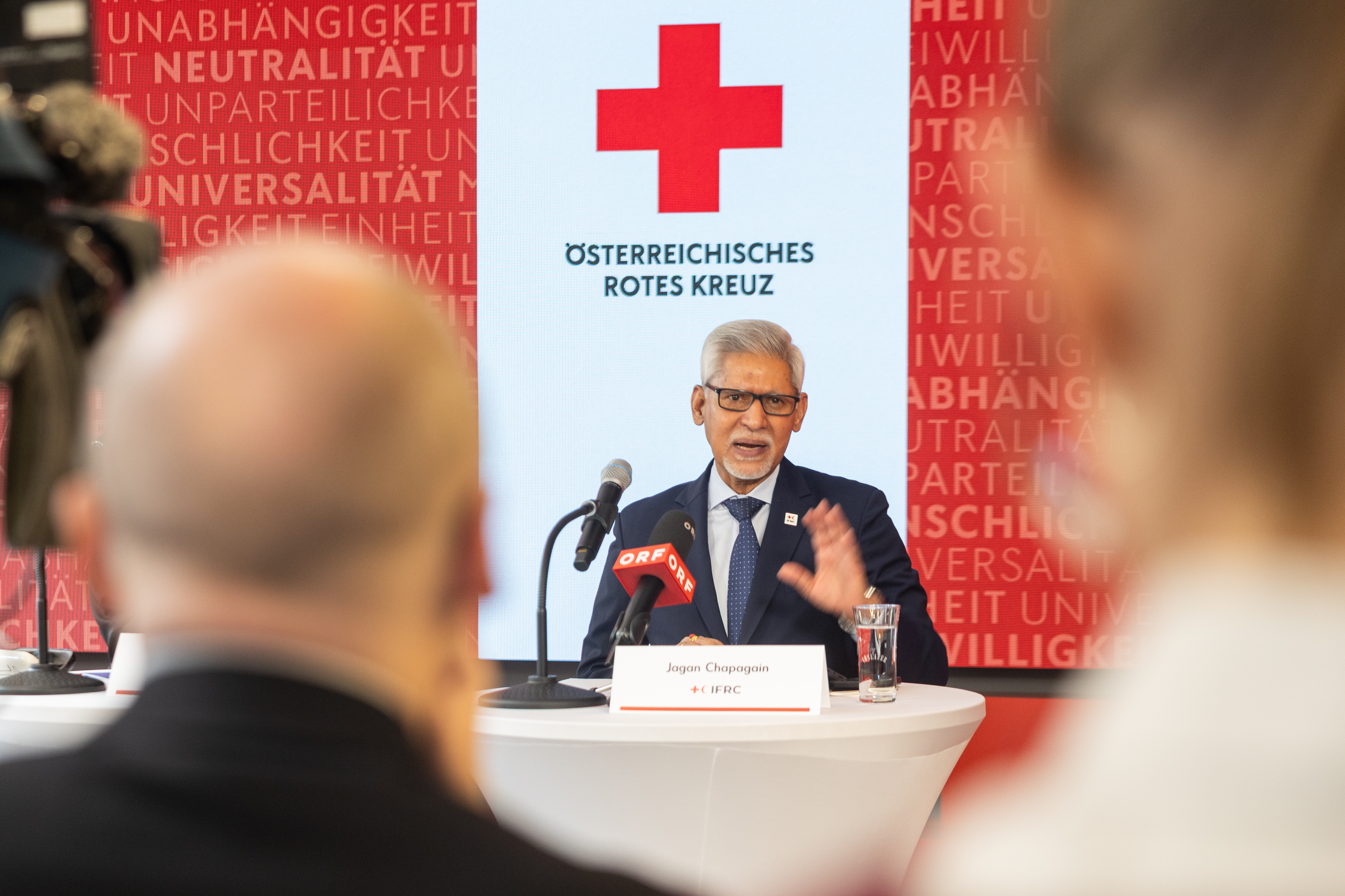 IFRC Generalsekretär Jagan Chapagain vor Rotkreuzlogo